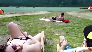 Voyeur se masturba en ague playa mientras me toco